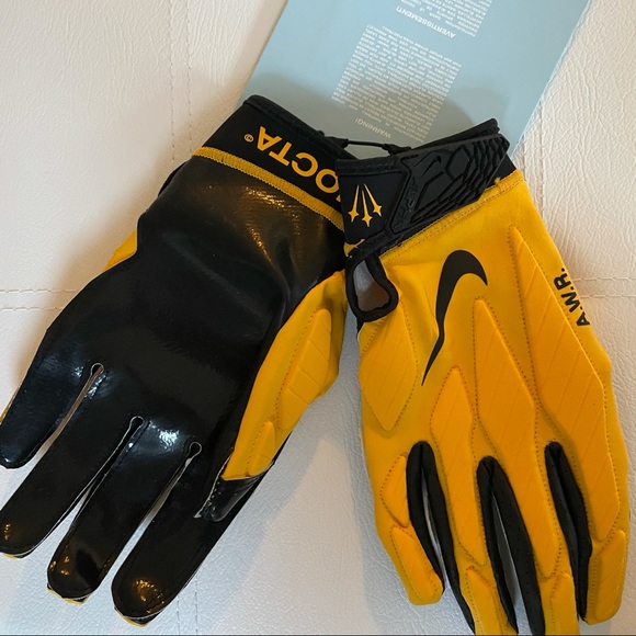 Nike x NOCTA Football Gloves in Yellow - Picture 2 of 4